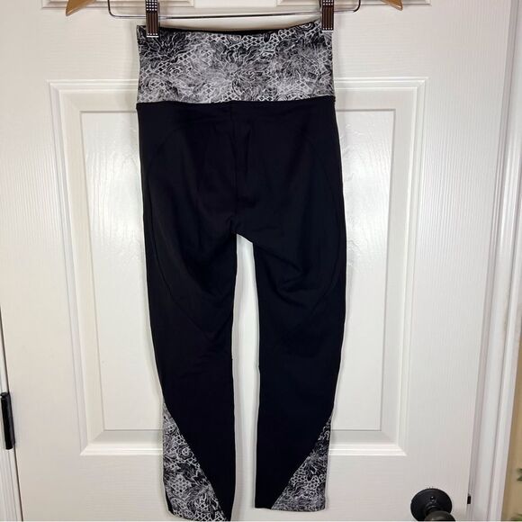 Lululemon Sweat and Repeat Crop Sz 2 Flattering Comfy Black Sterigraph Starlight - Picture 7 of 10